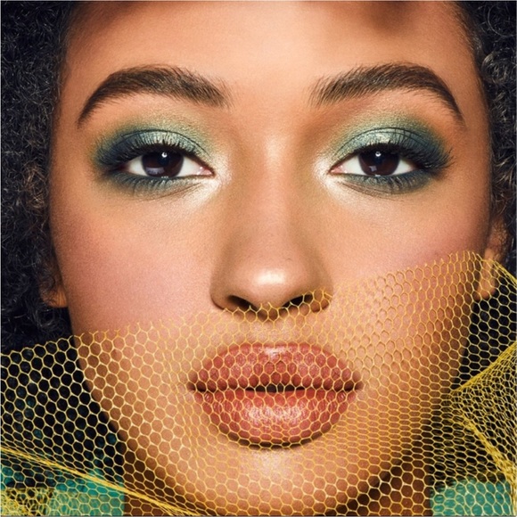 Kylie The Blue Honey Eyeshadow Palette - Picture 13 of 16